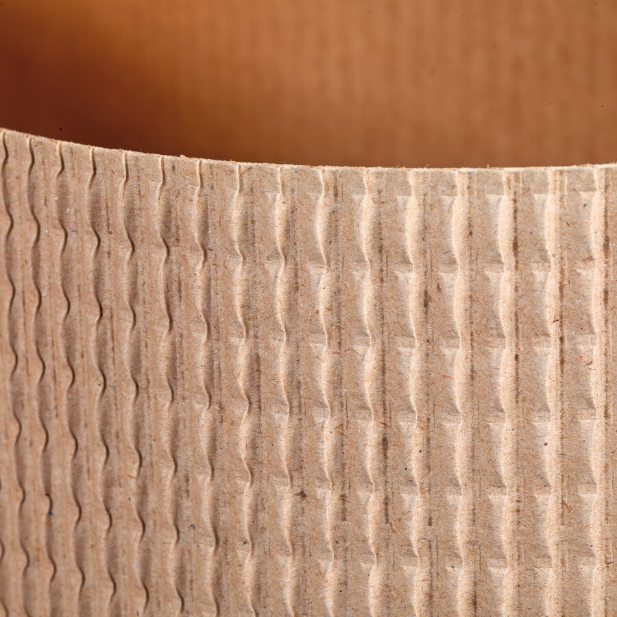 Dank der Lngsrillung lsst sich die Wellpappe problemlos einschlagen