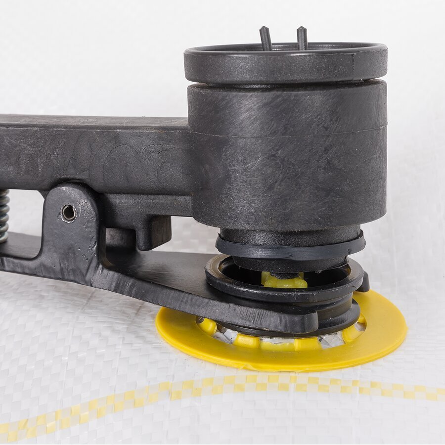 Einmal auf dem Stausack-Ventil platziert verhindert die Gabelzange ein Verrutschen whrend des Befllvorgangs