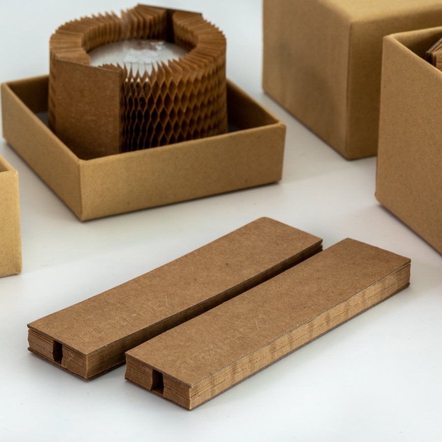 Flach zusammengelegt ist die Hlle sehr platzsparend, beim Auseinanderziehen entfaltet sie ihr volles Volumen