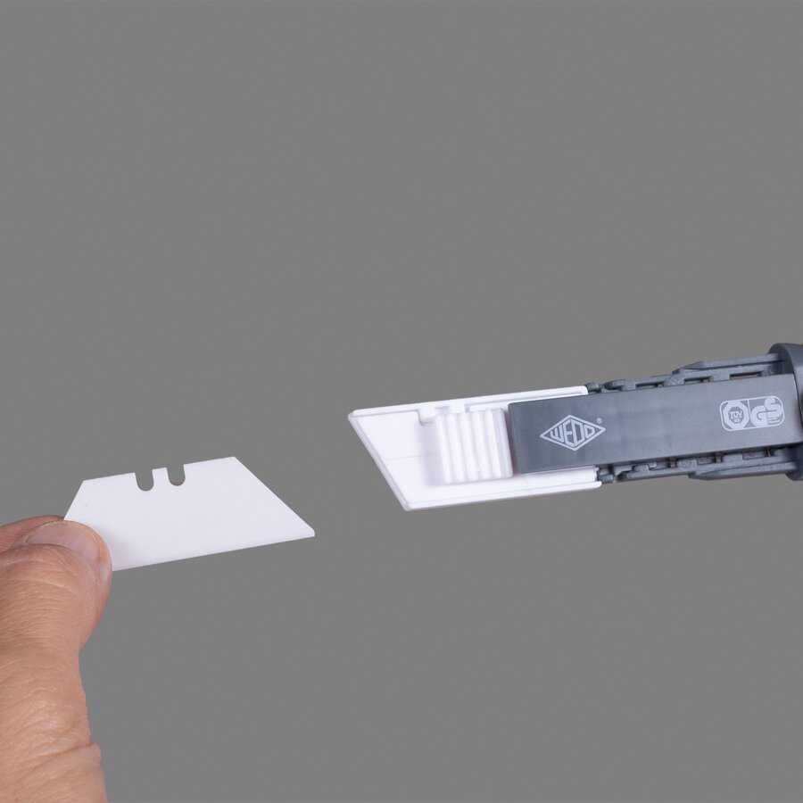 Die stumpfe Klinge entnehmen und die neue, scharfe Klinge einsetzen