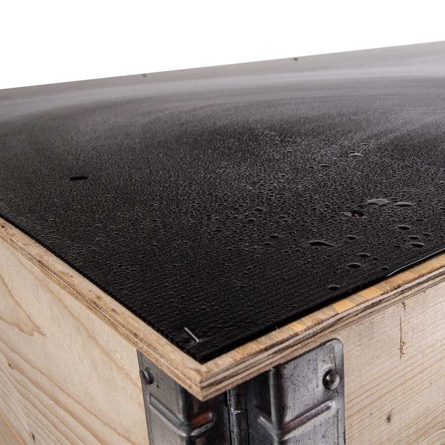 Durch die Hohlkammerplatte ist der Holzdeckel wasserabweisend und hlt selbst Regen stand