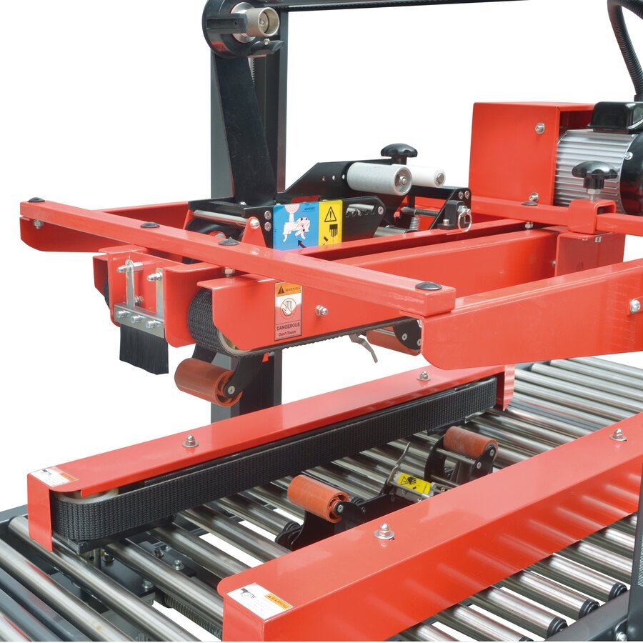 Die Frderbnder schieben den Karton durch die Fhrung und der Karton wird unten und oben verklebt