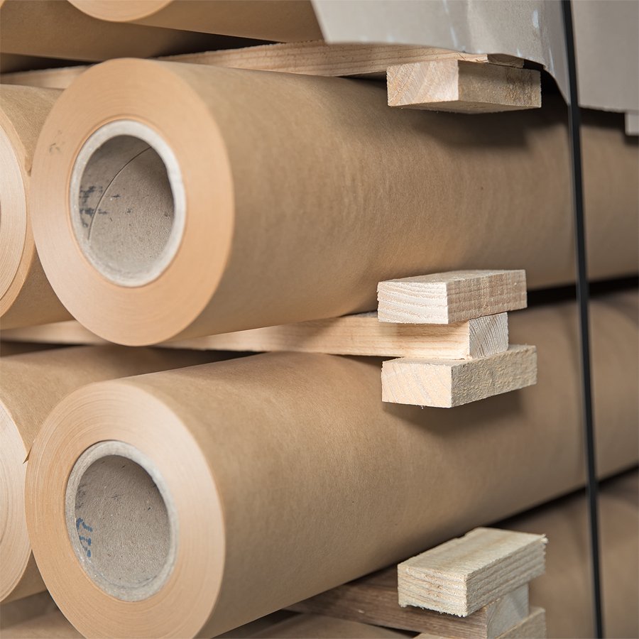 Die angebrachten Holz-Kltzchen an jeder Seite verhindern das Herunterrollen der Rollen vom Stapel