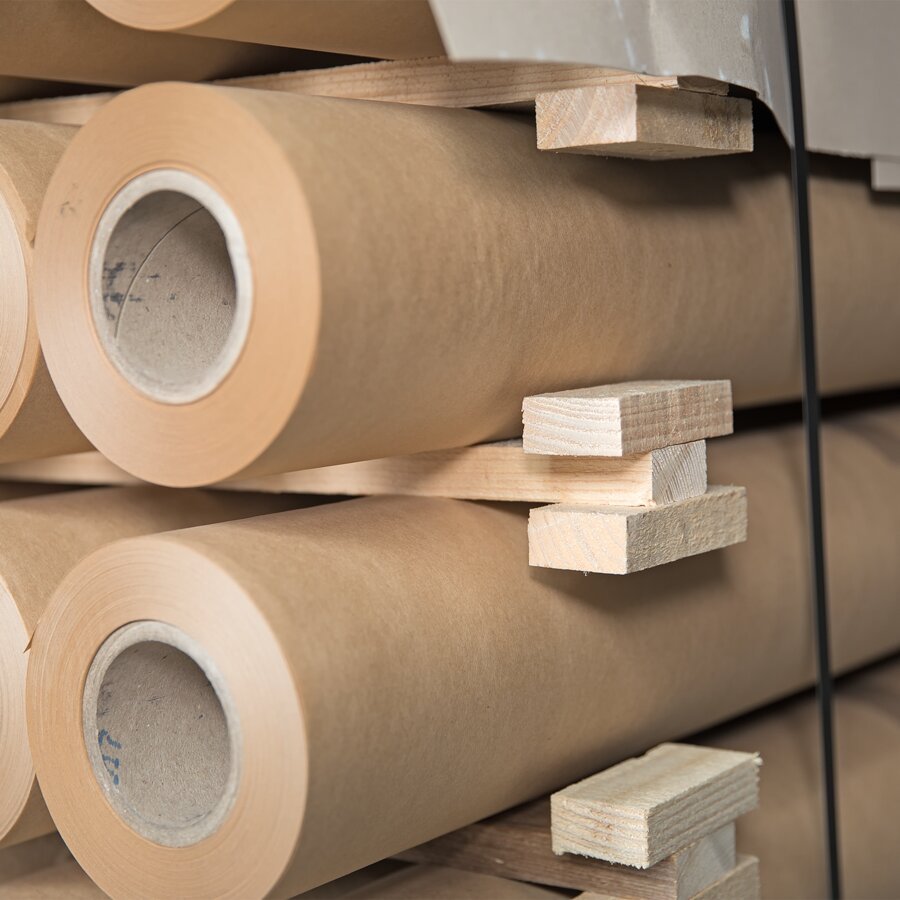 Die angebrachten Holz-Kltzchen an jeder Seite verhindern das Herunterrollen der Rollen vom Stapel