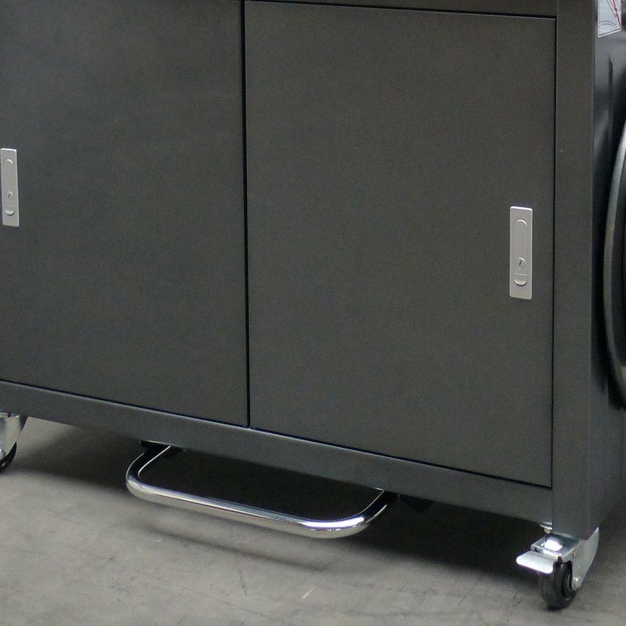 Bedienung per Knopfdruck oder Fußschalter möglich Bedienung per Knopfdruck oder Fußschalter möglich