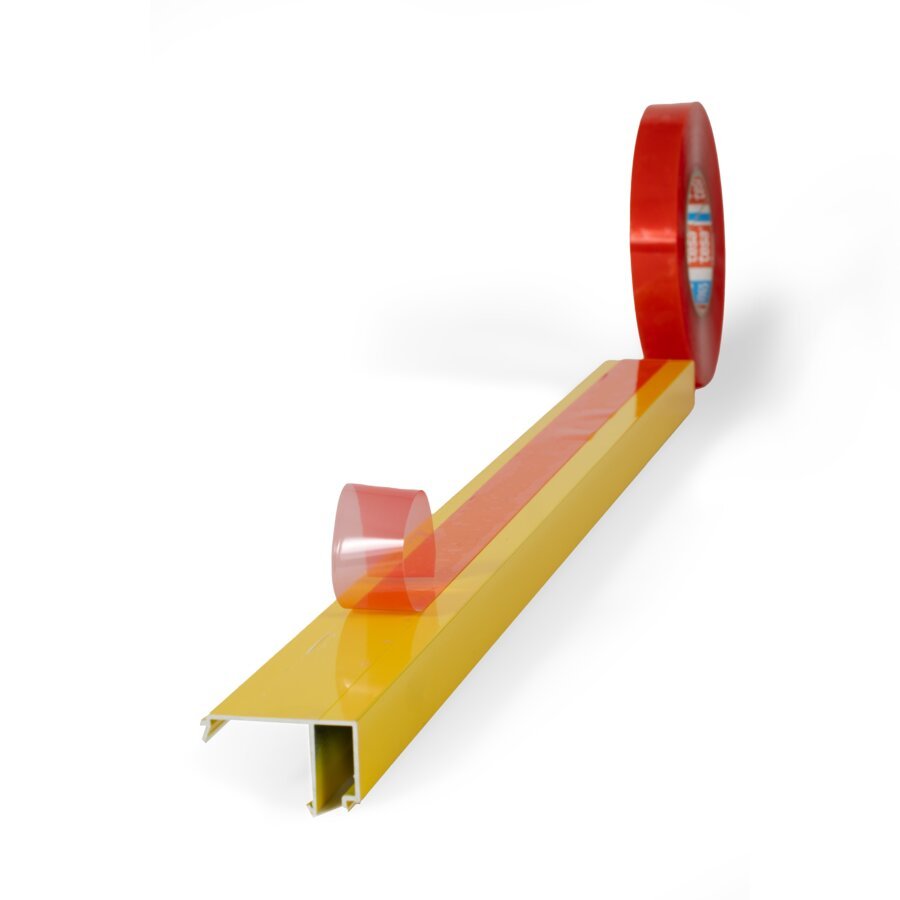 Auf verschiedensten Oberflchen klebend, auch Metall