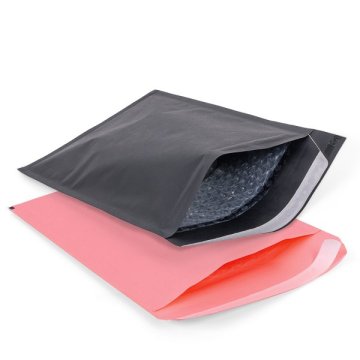 Aufnahme 2 Luftpolster-Versandtaschen in schwarz und pink