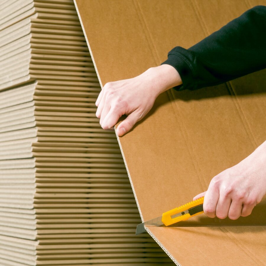 Mit einem Cuttermesser lsst sich die Wellpappe einfach auf die gewnschte Lnge zuschneiden
