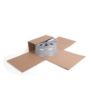 Die vier Seitenklappen werden einfach nacheinander an den Rillungen nach oben und innen geklappt