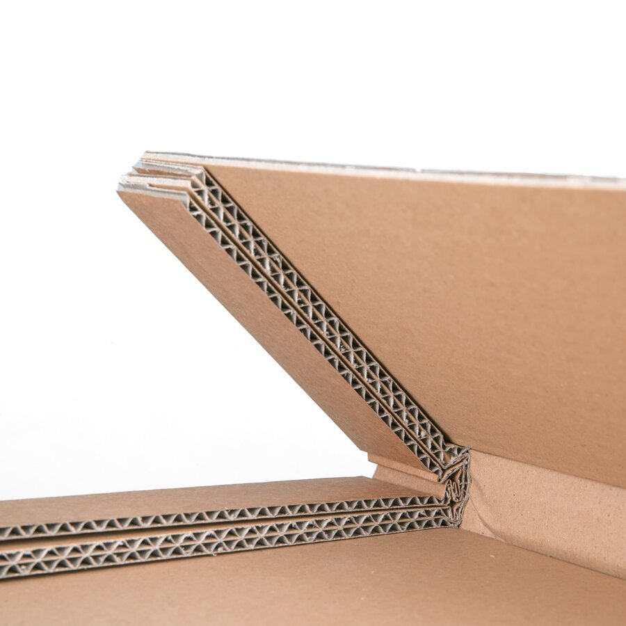 Gut gepolsterte Kanten: Die Wellpappe wird von außen mehrfach im Zickzack übereinander gefaltet Gut gepolsterte Kanten: Die Wellpappe wird von außen mehrfach im Zickzack übereinander gefaltet