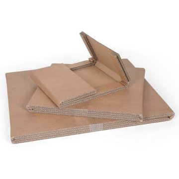 Flache Verpackung aus geritzter und gerillter Wellpappe in verschiedenen Formaten