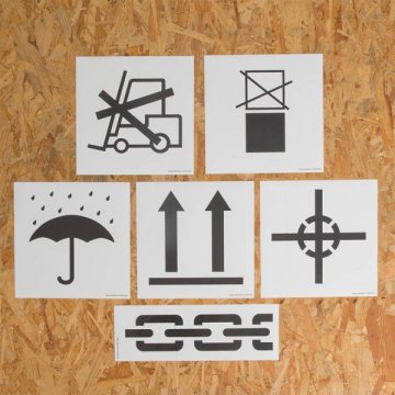 6 Hinweisetiketten aufgeklebt auf einer Holzkiste