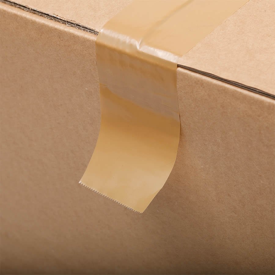 Durch den speziellen High-Tack Kleber mit hoher Anfangsklebkraft lsen sich die Bandenden nicht vom Karton ab