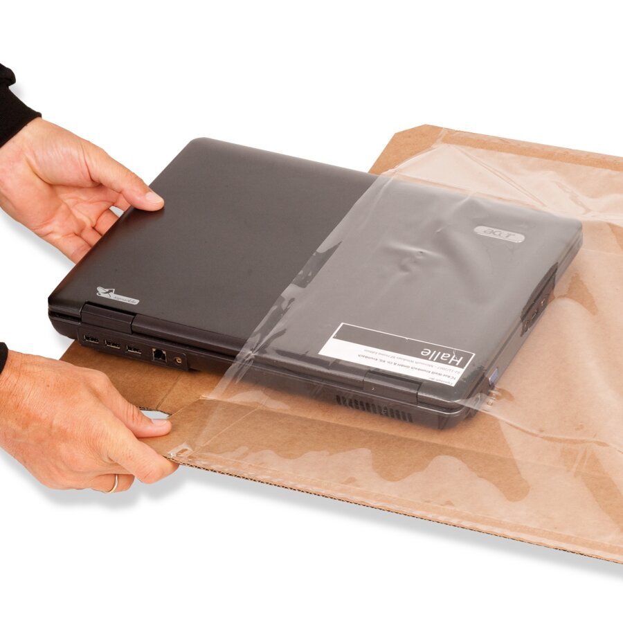 Packgut in die Folie einlegen...