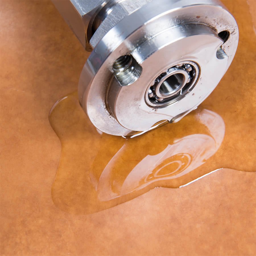 Metallteil auf lpapier mit Wasserpftze