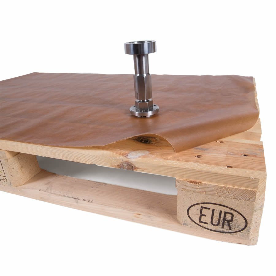 Palette mit lpapier und Metallteil