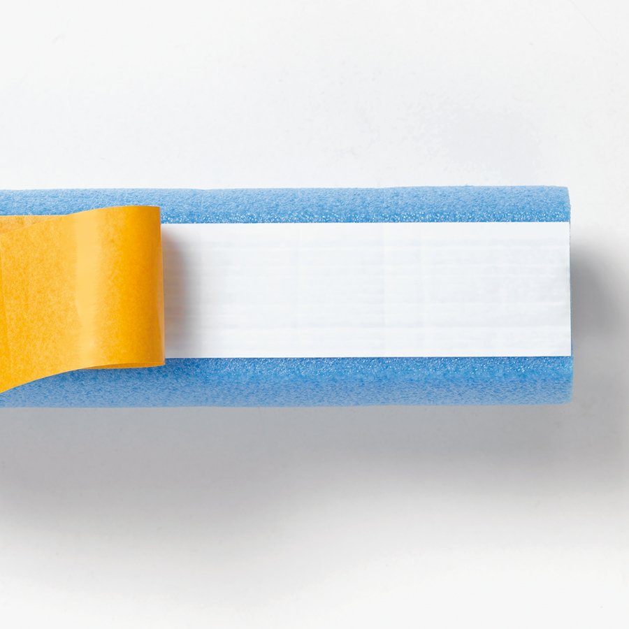 Einfach abziehen und gleichmig auf die staubfreie und trockene Oberflche andrcken