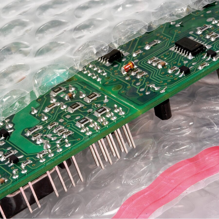 Mit Klappe und Selbstklebe-Verschluss