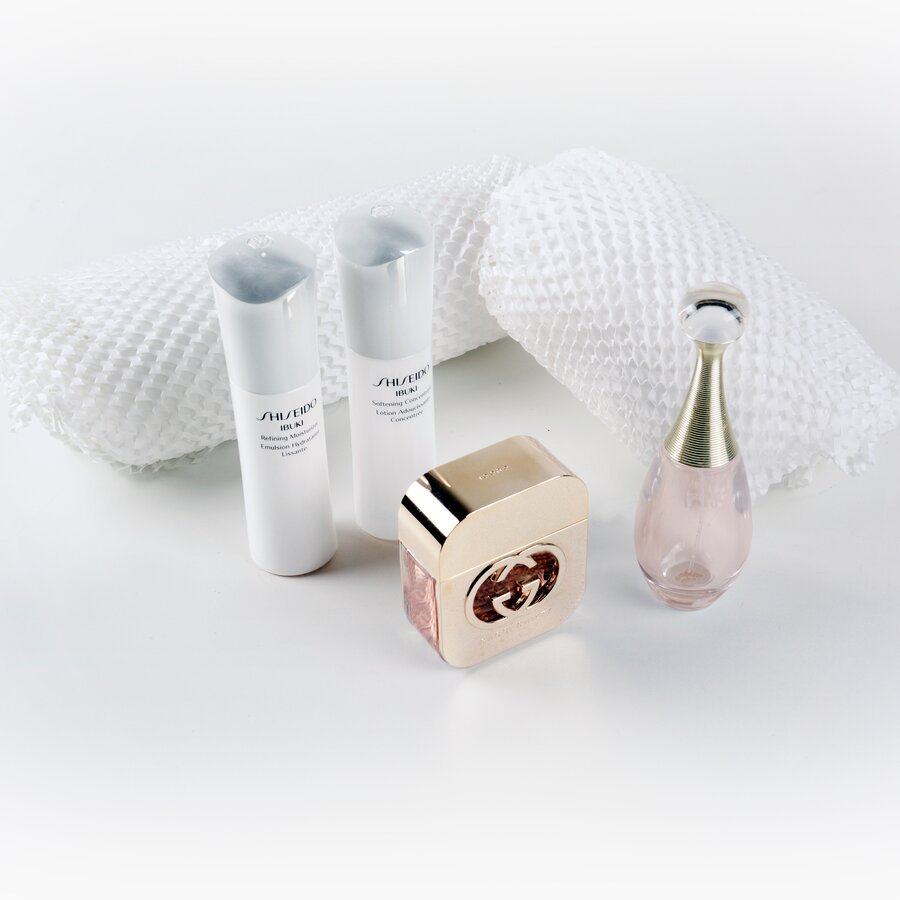 Durch das weie Waben-Kraftpapier wirkt die Verpackung besonders edel