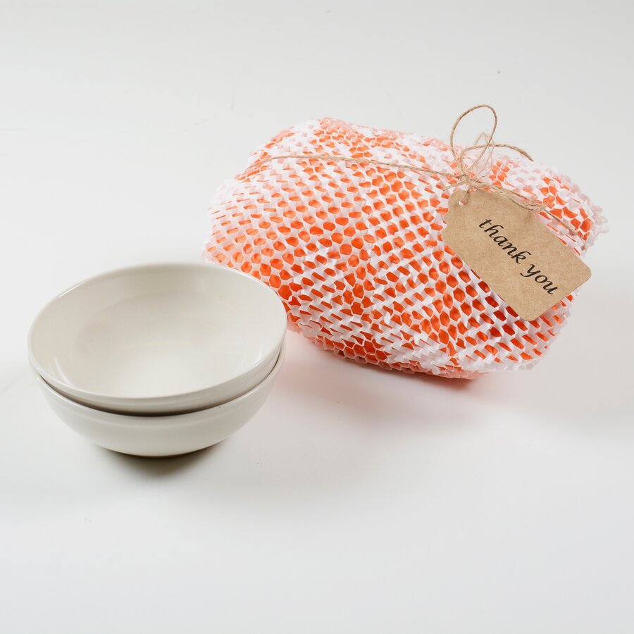 Durch das weiße Waben-Kraftpapier wirkt die Verpackung besonders edel Durch das weiße Waben-Kraftpapier wirkt die Verpackung besonders edel