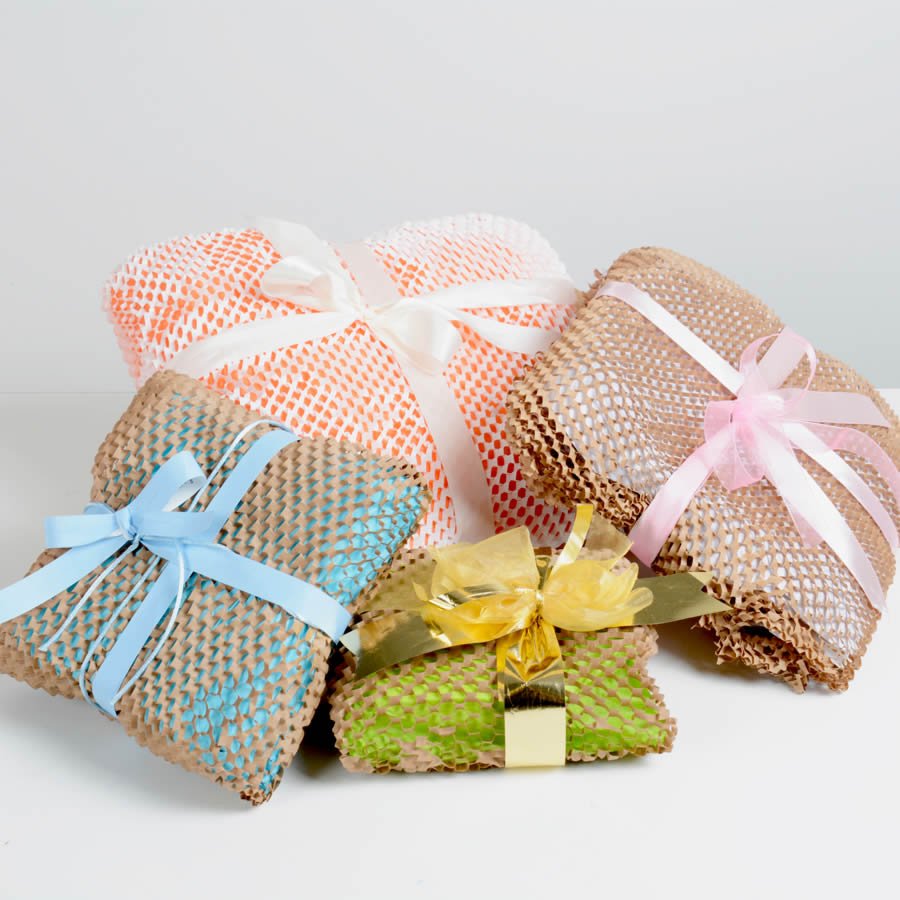 Mit buntem Seidenpapier wird die Polsterverpackung zum Blickfang