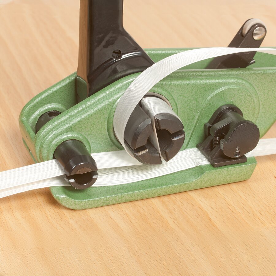 Das Textilband l�sst sich mit einem Hebel spannen und einf�deln