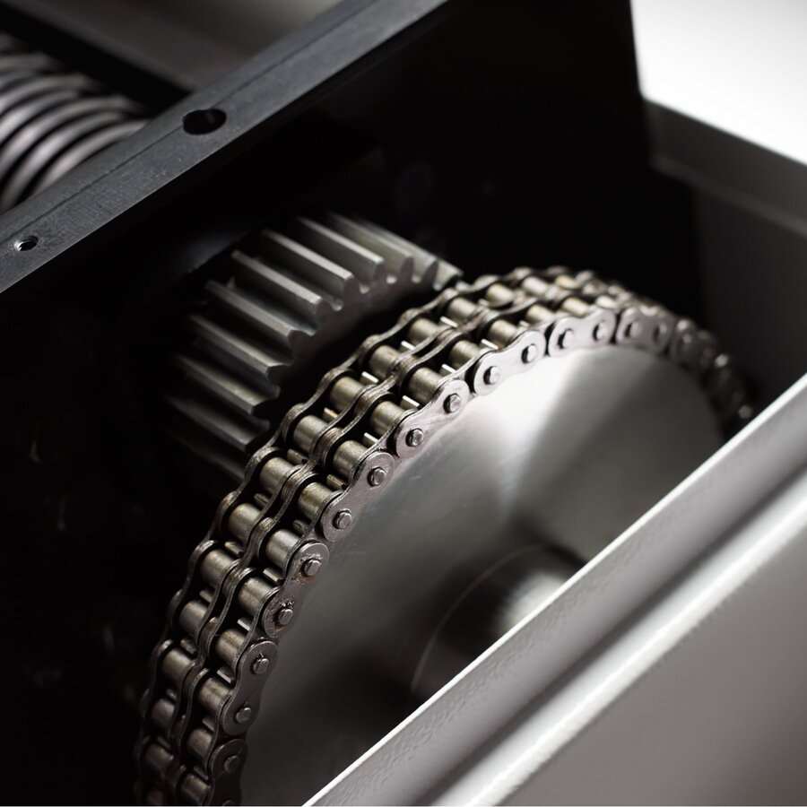 Die Schneidwellen werden ber Ketten aus Stahl angetrieben