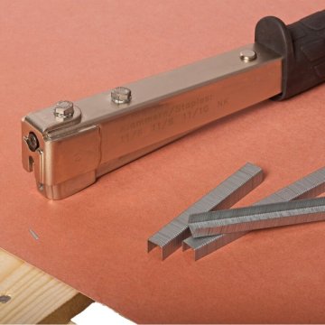 Mit handlichem Griff und ideal für viele Oberflächen geeignet