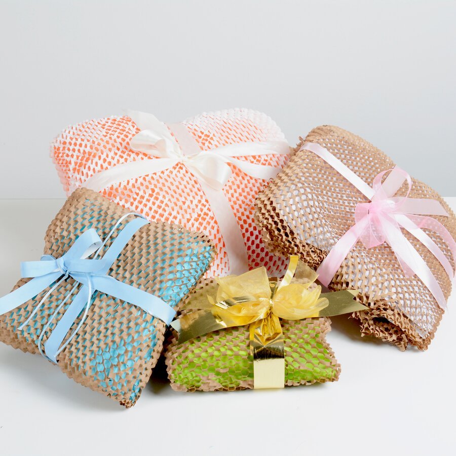 Mit buntem Seidenpapier wird die Polsterverpackung zum Blickfang