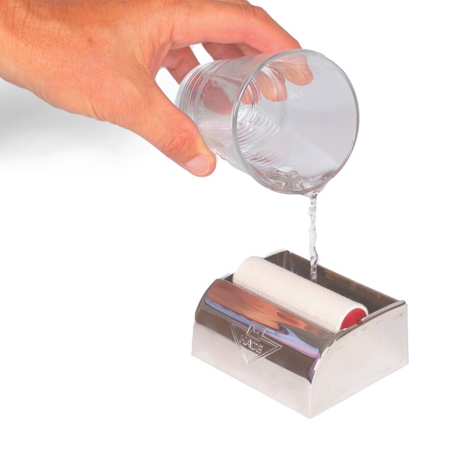 Mit warmem Wasser im Vorratsbehlter erzielen Sie eine optimale Verklebung