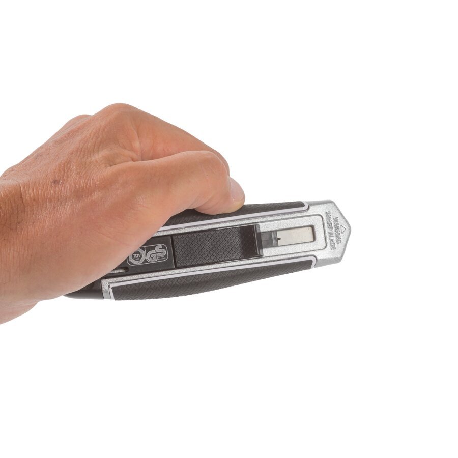 ... zieht sich die Klinge automatisch zurck