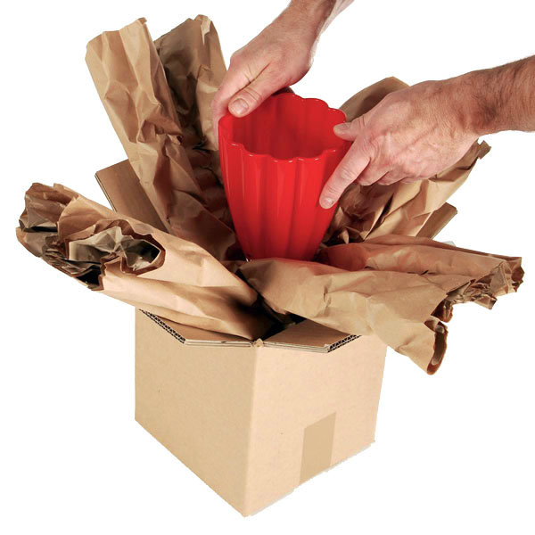 Papierpolster schützen den Inhalt eines Kartons